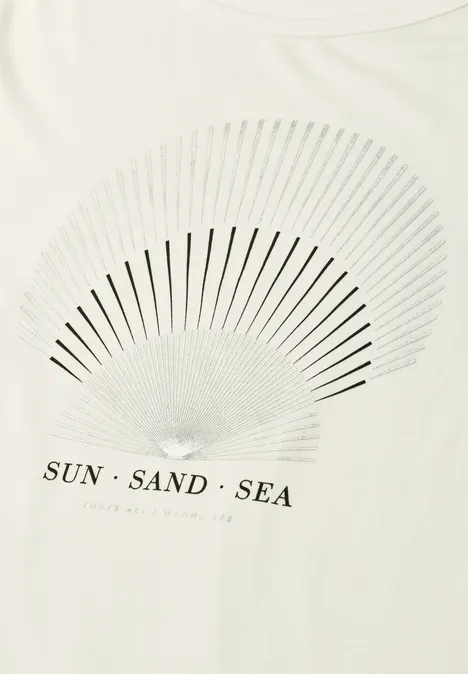 Beiges T-Shirt mit minimalistischem Halbkreis-Design und Schriftzug 'SUN · SAND · SEA'.