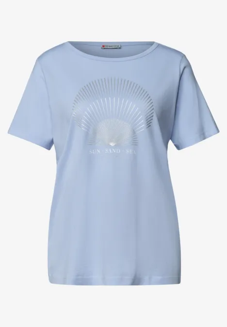 Hellblaues T-Shirt mit weißem Sonnendesign und ‚To The Sun‘-Schriftzug.