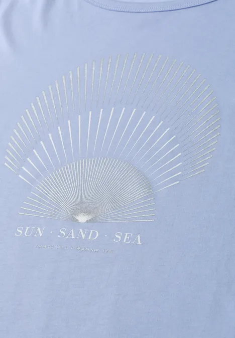 Hellblaues T-Shirt mit goldener Muschel, Strahlen und Schriftzug ‚SUN SAND SEA‘.