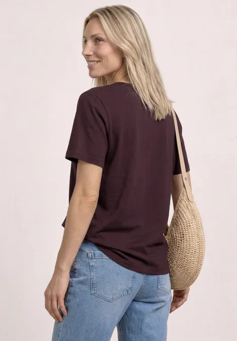 T-Shirt mit Rundhals und Foliendetails rustic rouge Frau von hinten in dunkelrotem T-Shirt, blauen Jeans und Strohtasche.