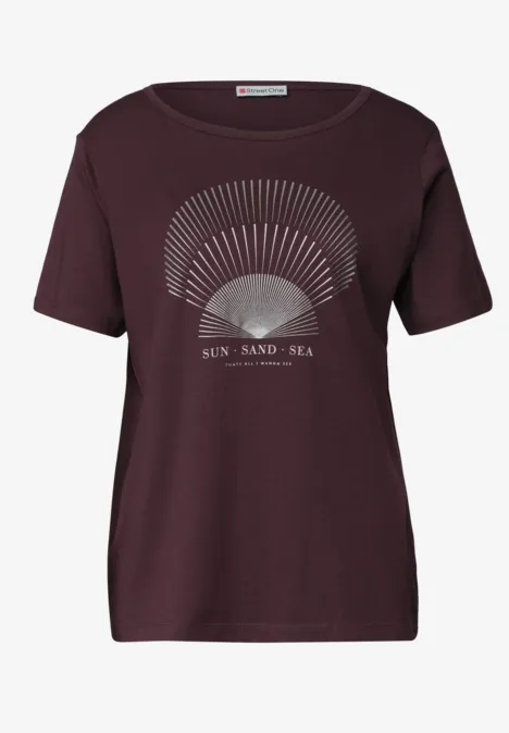 T-Shirt mit Rundhals und Foliendetails rustic rouge Bordeauxfarbenes T-Shirt mit Rundhalsausschnitt, Sonnen- und Wellenmotiv und Aufdruck SUN · SAND · SEA.