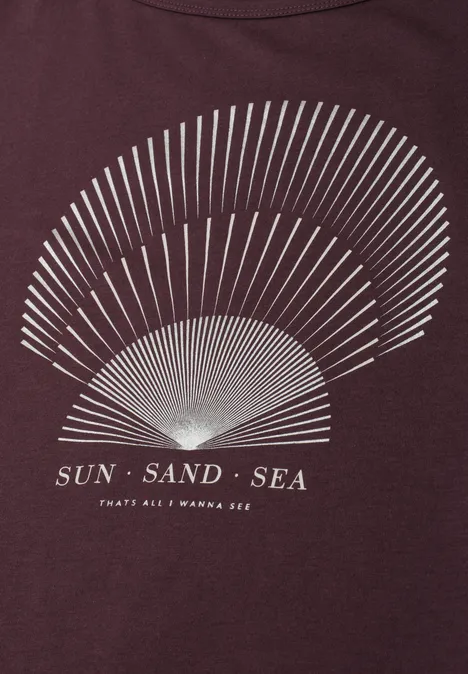 T-Shirt mit Rundhals und Foliendetails rustic rouge Dunkelrotes T-Shirt mit minimalistischer Muschelgrafik aus Linien und dem Schriftzug "SUN · SAND · SEA".