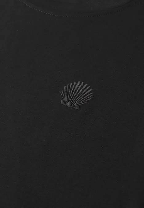 T-Shirt mit Rundhals und Embroidery Detail Black Schwarzes T-Shirt mit dezentem Muschelmotiv auf Brusthöhe.
