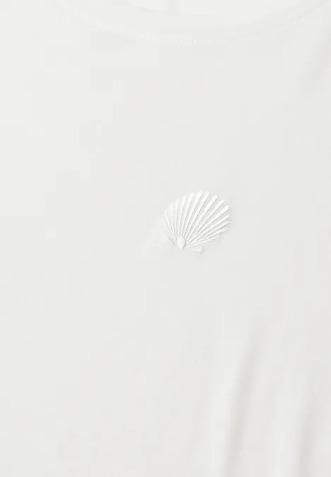 Koszulka z okrągłym dekoltem i haftowanymi detalami off white Biały t-shirt z dyskretnym haftem muszelki na piersi.