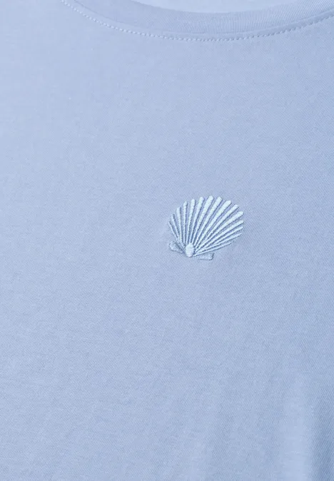 Lichtblauw T-shirt met kleine schelpborstborduursel op de borst