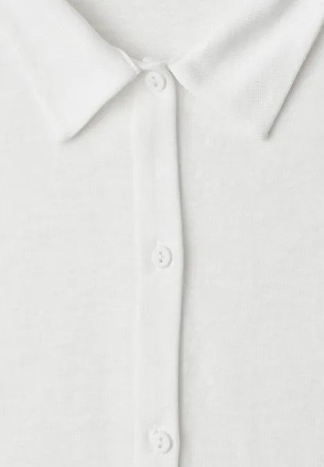 Leichte Langam Jacke in Leinen-Optik off white Nahaufnahme eines weißen Poloshirts mit Kragen und drei Knöpfen.