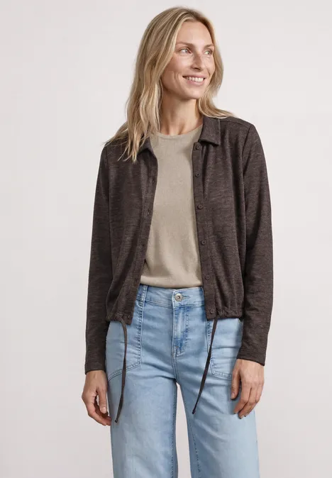 Leichte Langam Jacke in Leinen-Optik espresso brown Frau trägt braune karierte Jacke, beiges T-Shirt und blaue Jeans vor weißem Hintergrund.