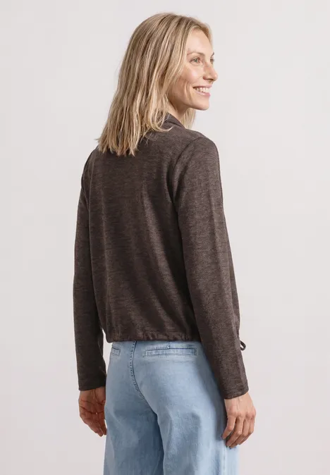 Leichte Langam Jacke in Leinen-Optik espresso brown Frau von hinten, in dunkelbraunem Pullover und blauer Jeans.