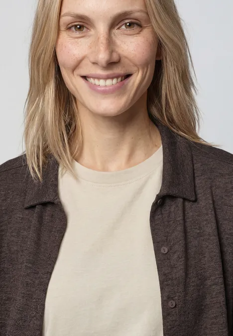 Leichte Langam Jacke in Leinen-Optik espresso brown Person mit blonden Haaren, beigem T-Shirt und braunem Cardigan vor neutralem Hintergrund, Gesicht unscharf.