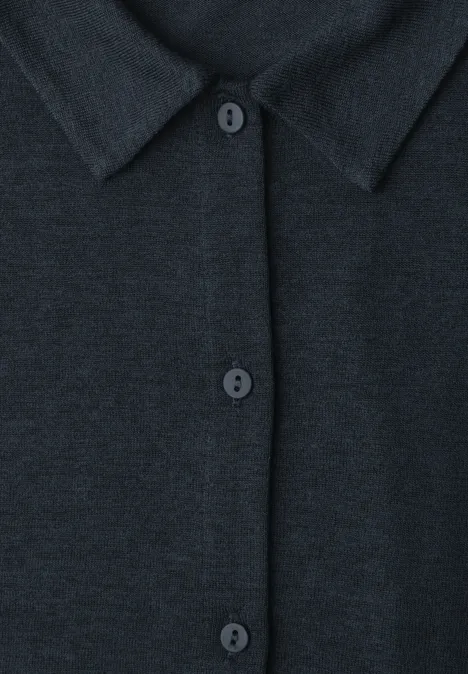 Chemise ou cardigan sombre avec col et trois boutons
