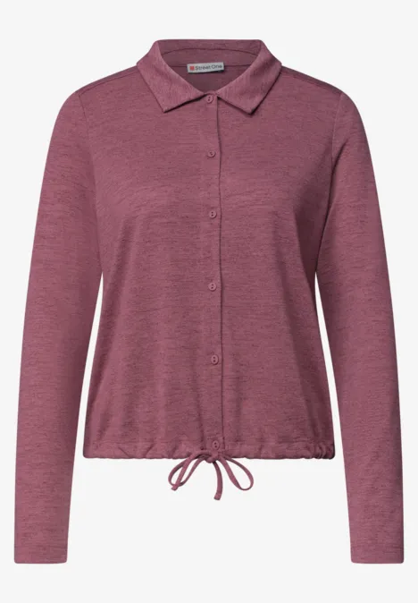 Chemise manches longues bordeaux pour femme, col classique, boutonnée et cordon de serrage à la taille.