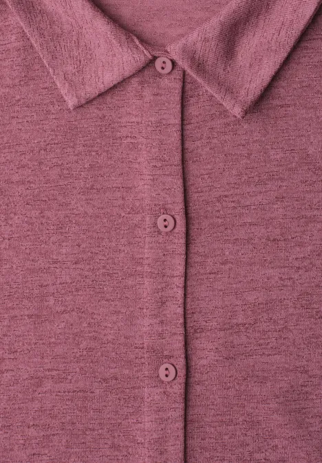 Cardigan en maille rose chiné avec col et trois boutons, gros plan.