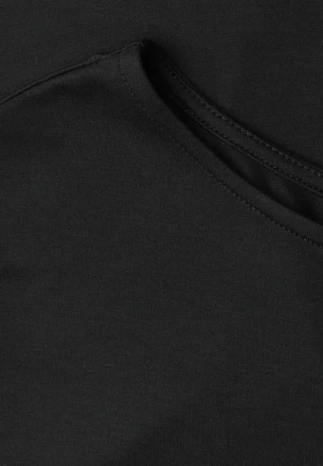 Schwarzer T-Shirt-Ausschnitt mit feiner Naht