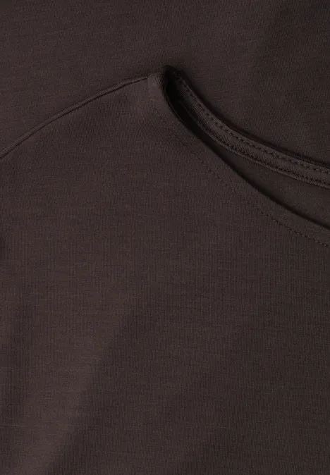 Nahaufnahme eines dunkelbraunen T-Shirts mit sichtbar genähtem Kragen