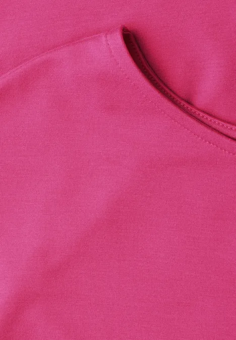 Dropped Shoulder Shirt mit U-Boot-Ausschnitt magenta dream Nahaufnahme eines pinken Sweatshirts mit sichtbarer Kängurutasche.