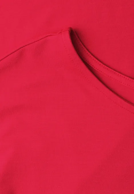Dropped Shoulder Shirt mit U-Boot-Ausschnitt salsa red Nahaufnahme eines roten T-Shirts mit Rundhalsausschnitt.