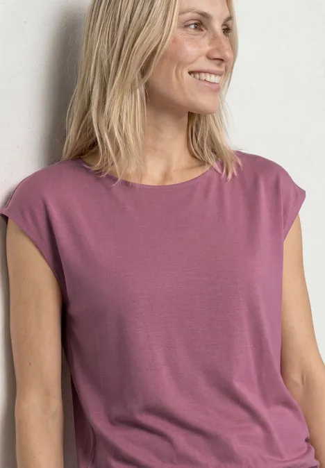 Dropped Shoulder Shirt mit U-Boot-Ausschnitt dark clouded blush Eine Frau mit schulterlangem blondem Haar trägt ein ärmelloses, rosafarbenes Oberteil.