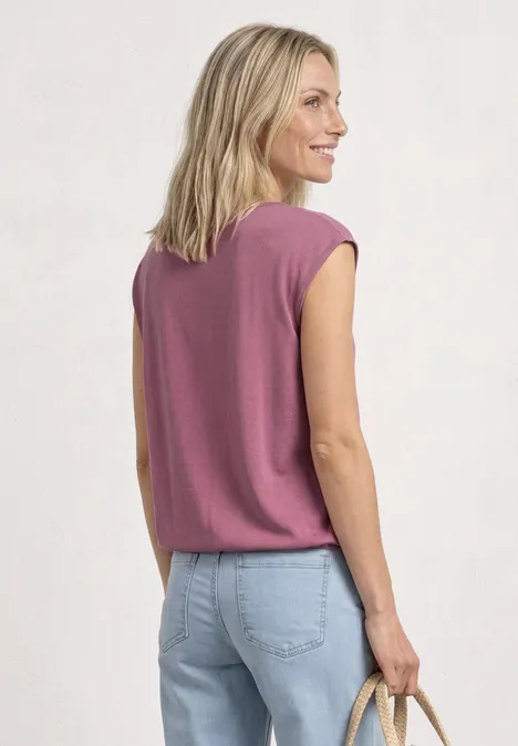 Dropped Shoulder Shirt mit U-Boot-Ausschnitt dark clouded blush Rückansicht einer Frau mit rosa ärmellosem Top, hellblauen Jeans und Strohtasche.