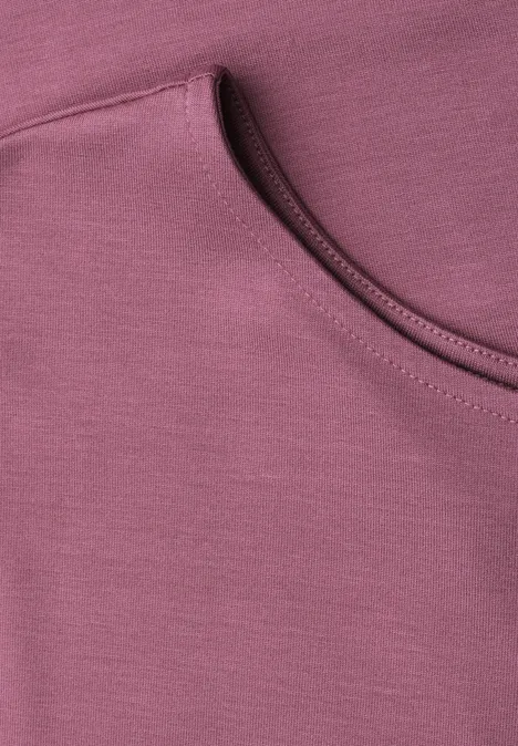 Dropped Shoulder Shirt mit U-Boot-Ausschnitt dark clouded blush Nahaufnahme einer violetten Stofftasche mit abgerundetem Eingriff und feiner Naht.