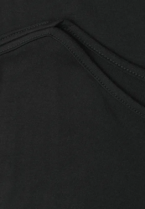 Basic Shirt mit U-Boot-Ausschnitt Black Nahaufnahme einer schwarzen Stofftasche mit sichtbarer Naht.