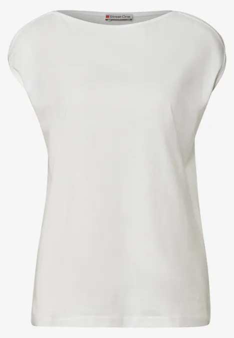 Ein schlichtes, weißes Damenshirt mit kurzen überschnittenen Ärmeln und Rundhalsausschnitt.