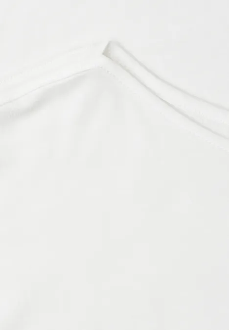 Nahaufnahme eines weißen T-Shirt-Ausschnitts mit sichtbarer Naht