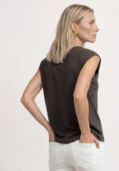 Basic Shirt mit U-Boot-Ausschnitt espresso brown Rückansicht einer Person mit schwarzem ärmellosem Top und weißer Hose.