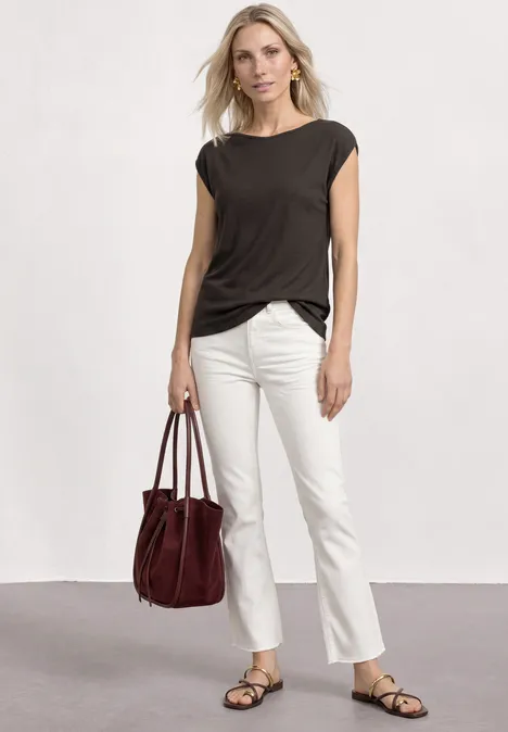 Basic Shirt mit U-Boot-Ausschnitt espresso brown Frau in schwarzem Top, weißen Hosen und Sandalen trägt eine rote Handtasche.