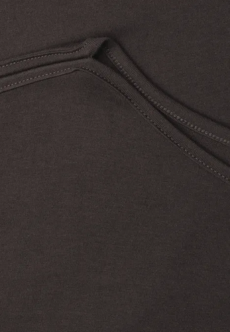 Basic Shirt mit U-Boot-Ausschnitt espresso brown Detaillierter Blick auf die Naht und Tasche eines braunen Kapuzenpullovers.