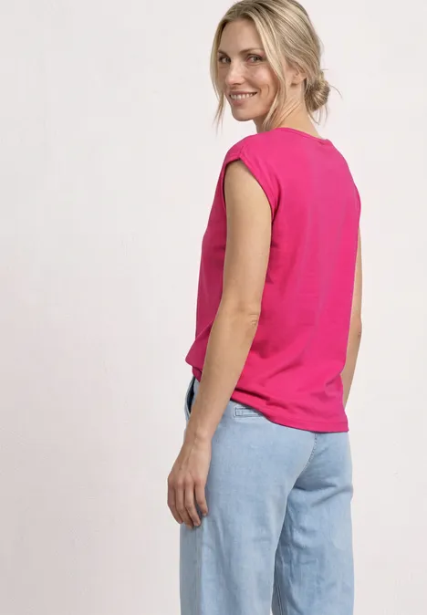 Basic Shirt mit U-Boot-Ausschnitt magenta dream Frau von hinten in pinkem ärmellosem Top und hellblauen Jeans vor neutralem Hintergrund.