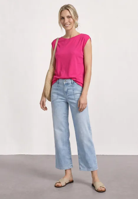 Basic Shirt mit U-Boot-Ausschnitt magenta dream Frau trägt pinkes Top, helle Jeans, Sandalen und beigefarbene Tasche.