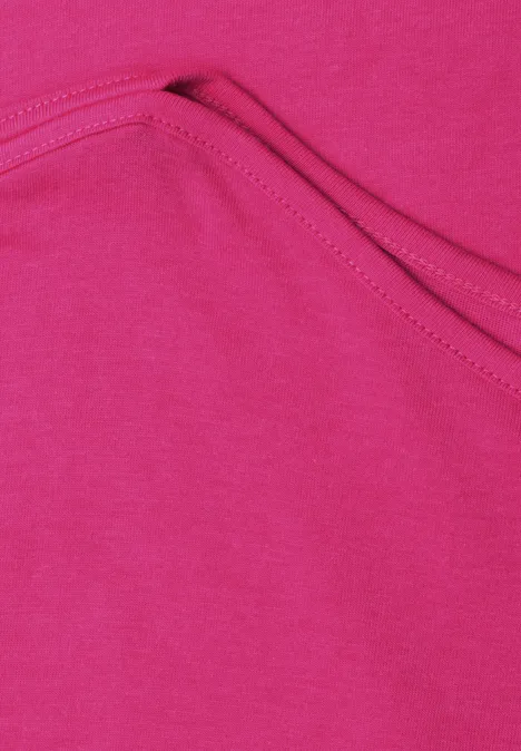 Basic Shirt mit U-Boot-Ausschnitt magenta dream Nahaufnahme eines pinkfarbenen Kleidungsstücks mit Tasche und sichtbarer Naht.