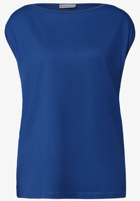 Ein schlichtes, blaues Damenshirt mit kurzen Ärmeln und weitem Halsausschnitt.