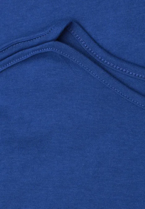 Nahaufnahme einer blauen Textilnaht mit geschwungenem Design.