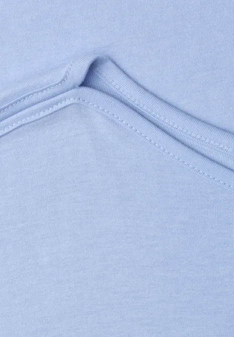 Basic Shirt mit U-Boot-Ausschnitt cashmere blue Blauer Baumwollstoff mit sichtbarer Naht und sanften Falten.