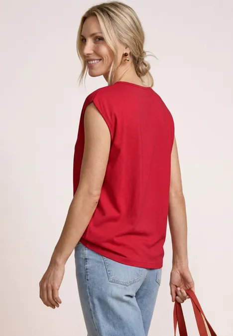 Basic Shirt mit U-Boot-Ausschnitt salsa red Frau von hinten in rotem, ärmellosem Shirt, hellblauen Jeans und roter Tasche.