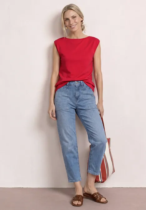 Basic Shirt mit U-Boot-Ausschnitt salsa red Frau in rotem Top, hellblauen Jeans, braunen Sandalen und gestreifter Strandtasche vor neutralem Hintergrund