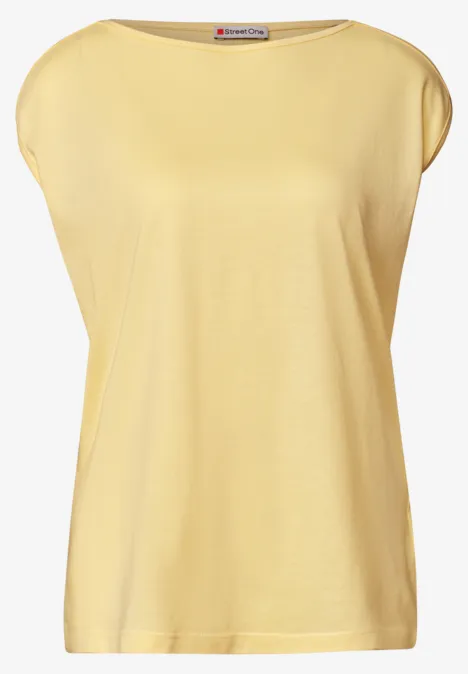 Basic Shirt mit U-Boot-Ausschnitt soft yellow Ein schlichtes, gelbes ärmelloses T-Shirt vor weißem Hintergrund.