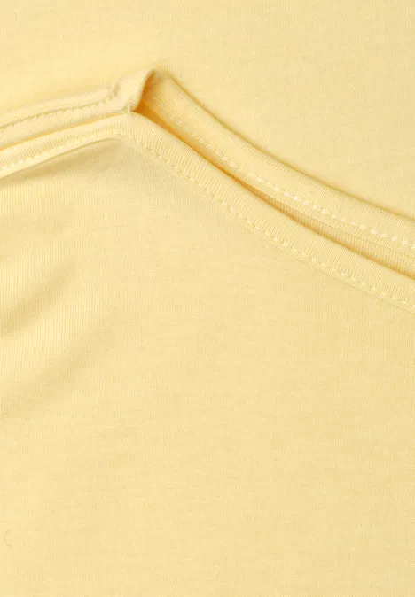 Basic Shirt mit U-Boot-Ausschnitt soft yellow Nahaufnahme eines gelben Kleidungsstücks mit Rundhalsausschnitt und Naht.