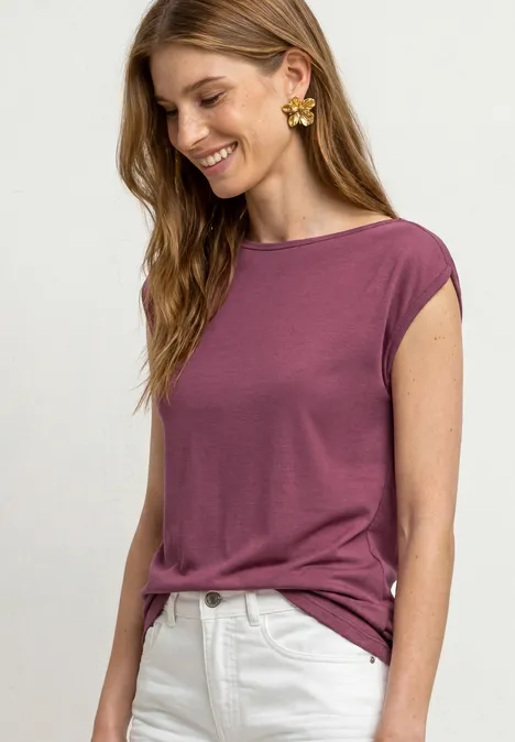 Basic Shirt mit U-Boot-Ausschnitt dark clouded blush Eine Frau trägt ein lilanes T-Shirt und weiße Hose.