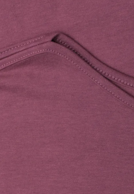 Basic Shirt mit U-Boot-Ausschnitt dark clouded blush Nahaufnahme eines dunkellila Textilgewebes mit Naht und Taschenfalz.