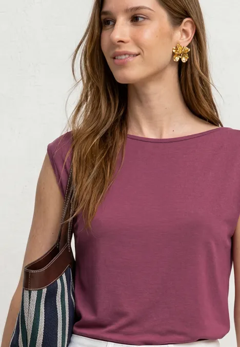 Basic Shirt mit U-Boot-Ausschnitt dark clouded blush Eine Frau trägt ein ärmelloses violettes Top, große Blumenohrringe und eine gestreifte Tasche.