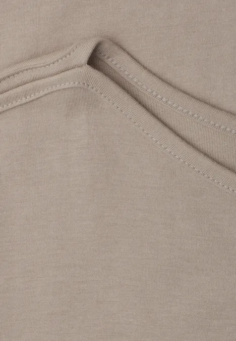 Basic Shirt mit U-Boot-Ausschnitt sepia sand Beiges T-Shirt im Nahaufnahmestil mit sichtbarer Naht am Halsausschnitt.