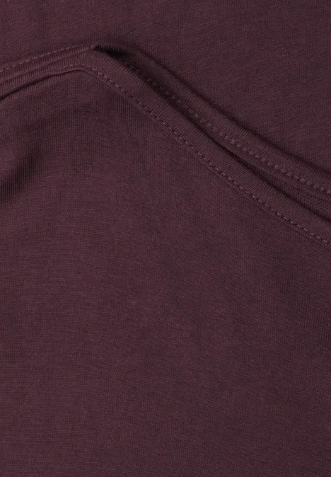 Basic Shirt mit U-Boot-Ausschnitt rustic rouge Nahaufnahme einer dunkelroten Stofftasche mit sichtbarer Naht.