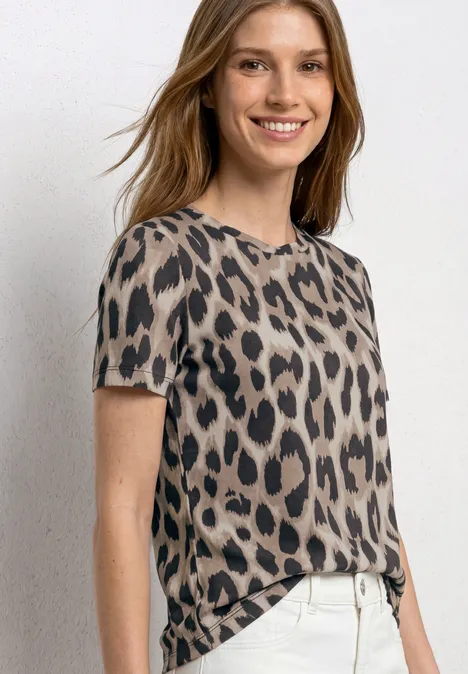 T-Shirt mit Rundhals und gerafftem Ärmel timeless beige Frau trägt kurzärmeliges Leopardenmuster-Shirt und weiße High-Waist-Hose.