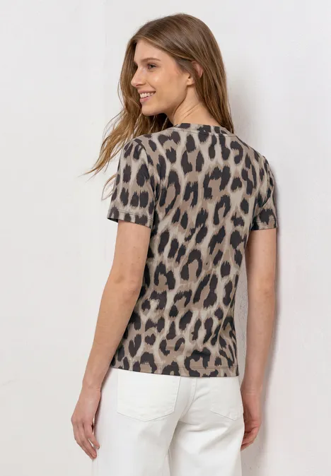 T-Shirt mit Rundhals und gerafftem Ärmel timeless beige Frau von hinten in kurzärmligem Leoparden-Print-Shirt und weißen Hosen, lockere Haare.