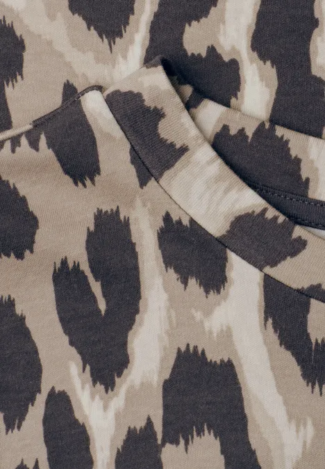 T-Shirt mit Rundhals und gerafftem Ärmel timeless beige Nahaufnahme eines beigen Kleidungsstücks mit schwarz-braunem Leopardenmuster und Taschenausschnitt