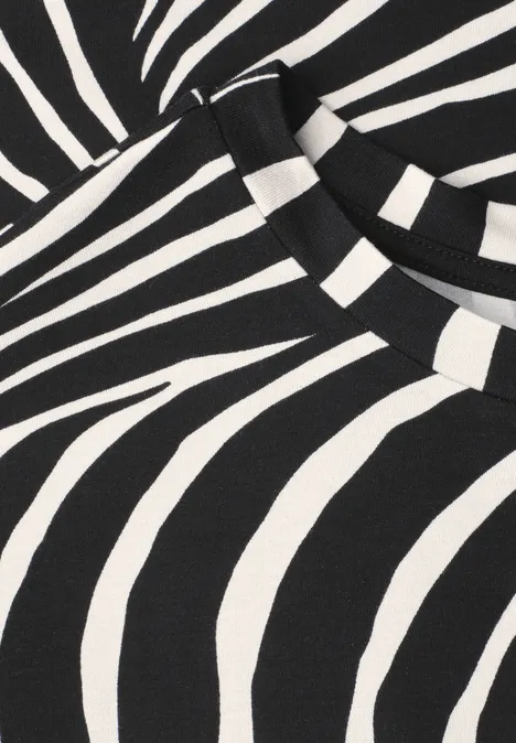 Zwart-wit zebrapatroon op een top, met opvallende strepen.