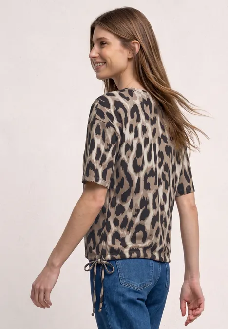 T-shirt à col rond et cordon de serrage timeless beige Femme en jean et blouse manches courtes imprimé léopard, vue trois-quarts de dos.