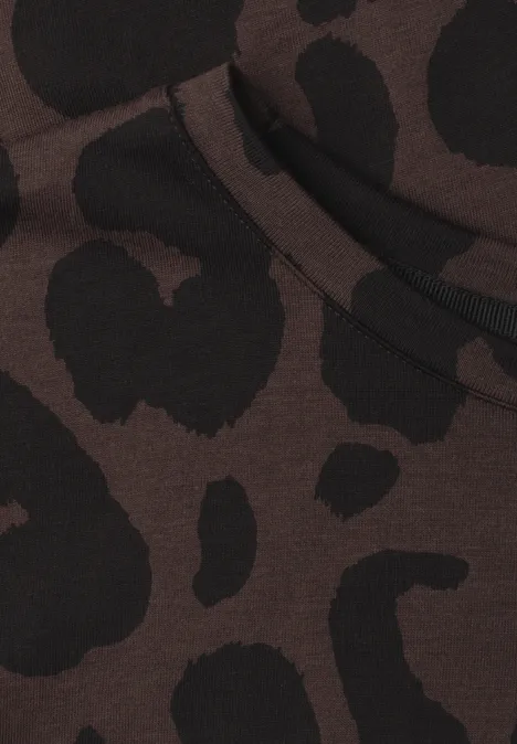 Close-up van bruin stof met zwarte vlekken en zak, luipaardprint.